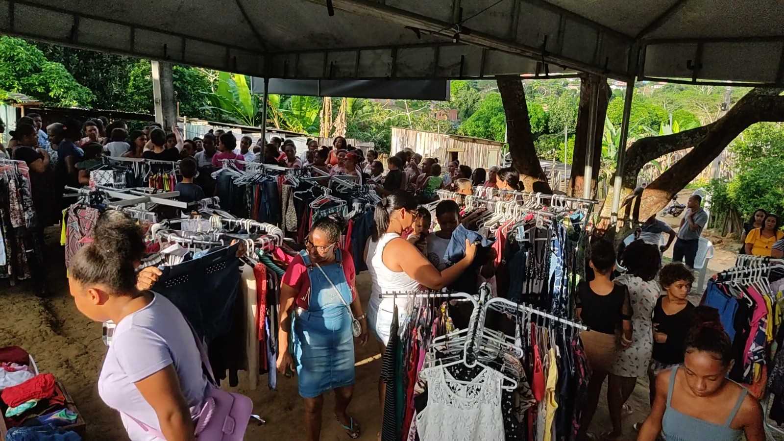 Camacã: Prefeitura homenageia as Mães da Portelinha I através do Projeto Brechó Solidário.
